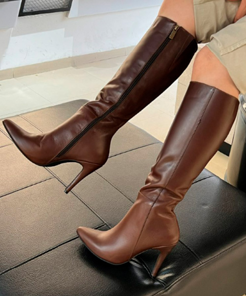 Botas largas Angelik color café tacón puntilla para mujer