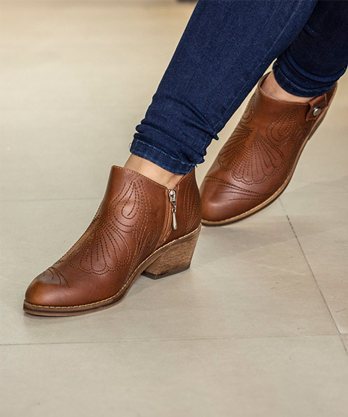 Botin Loretta color café para mujer